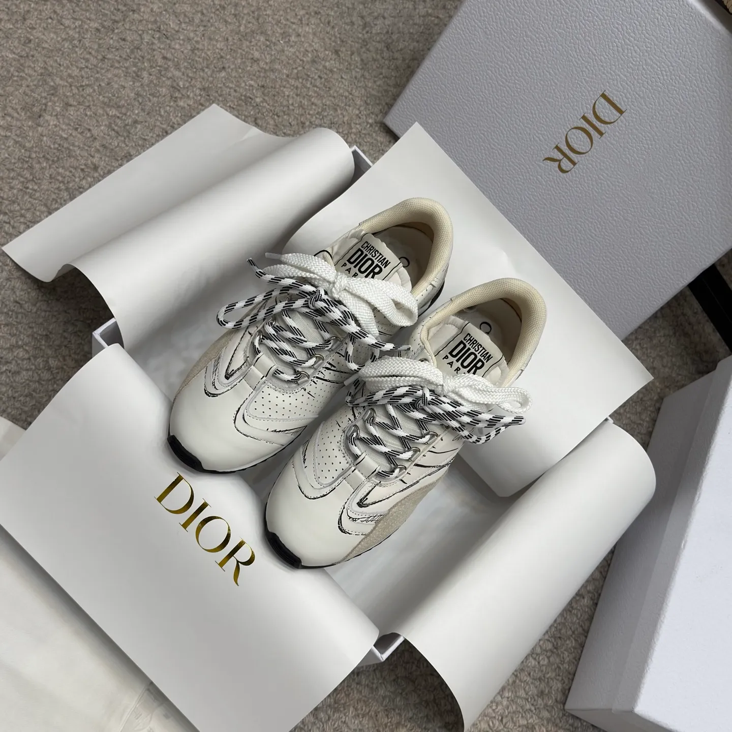 👟👟Ex-factory price 580👟👟 Original purchase and development 𝐂h𝐑𝐈𝐒𝐓𝐈𝐀𝐍 𝐃𝐈or This Dior Vibe Dior sneaker incorporates Dior's haute couture spirit and reinterprets the classic running shoes, moral training shoes. Forrest Gump shoes. Matched with Oblique Printed 3D printing technology reproduces the original fabric to create a contrasting modern style. The details are displayed with a 3D effect, and the iconic details of the logo decoration on the side and back are further embellished. It complements various casual or elegant items to create a modern look.  ✅The tongue is decorated with the Christian Dior PARIS Logo in 3 different colors and overlapping fabric lines. It is consistent with the original version. It is full of details. Welcome to compare and compare with the ordinary version on the market. ✅The original rubber TPU sole is decorated with the DIOR logo. The convex and concave rubber sole is decorated with the Christian Dior lucky star symbol. ✅Size: 35-40 (41 can be customized)